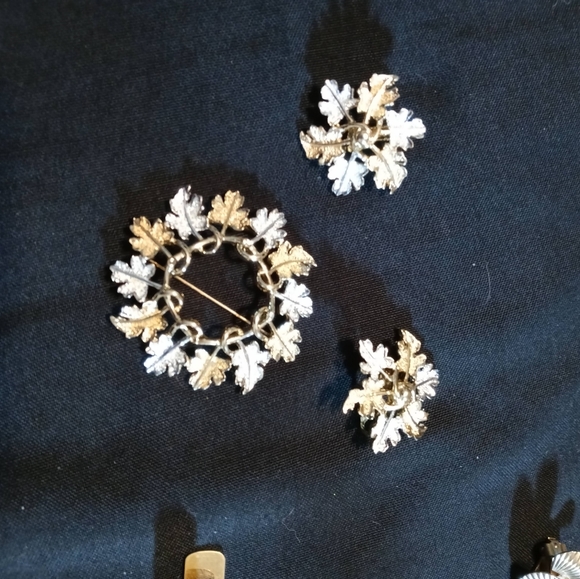 Sarah Coventry pin and earing set - Picture 4 of 5